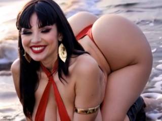 Vampirella futanari montre grosse bite sur la plage par IA